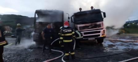 Incendiu la două autobasculante în Rascruci