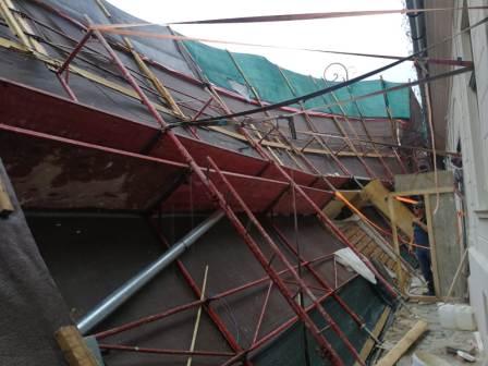 Intervenție pentru reastabilzarea unei schele desprinsă de vânt în centrul Clujului