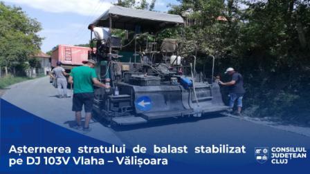 Lucrările de așternere a stratului de balast stabilizat pe drumul județean 103V Vlaha – Vălișoara