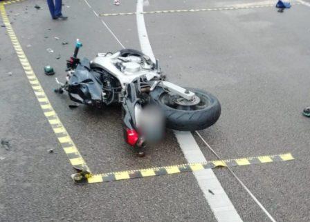 Accident grav, între o mașină intrând în coliziune cu un motociclist