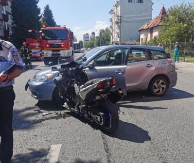 Accident rutier între un autoturism și o motocicletă, cu rănirea motociclistului
