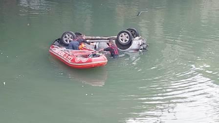 Autoturism căzut în râul Dâmbovița, zona Pod Ciurel