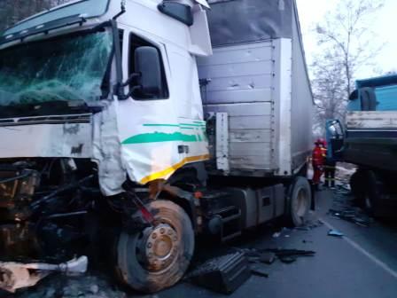 Accident rutier produs între două autocamioane în localitatea Brăniște