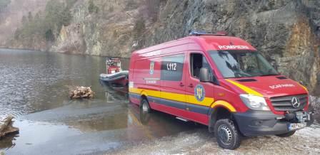 Autoturism căzut în zona barajului Tarnița, pompierii intervin