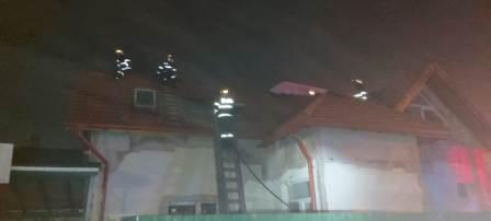 Incendiu care a cuprins acoperișul unei case de pe strada Sobarilor din Cluj-Napoca