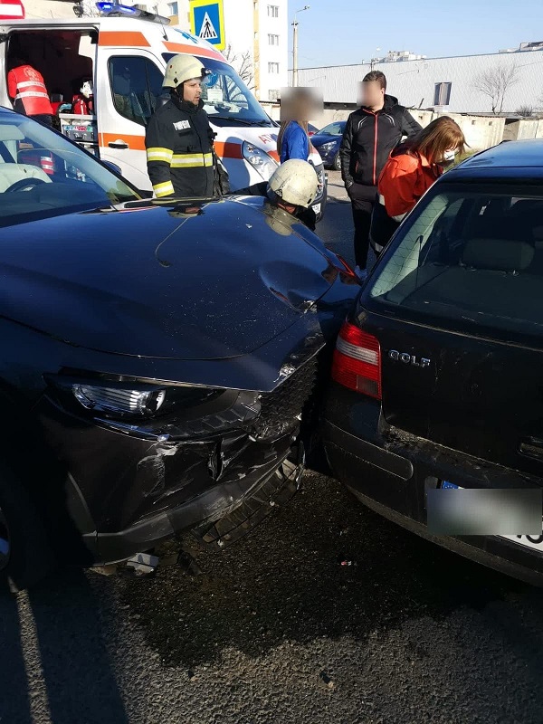 Accident rutier petrecut pe strada Oltului, unde doua autoturisme au fost implicate
