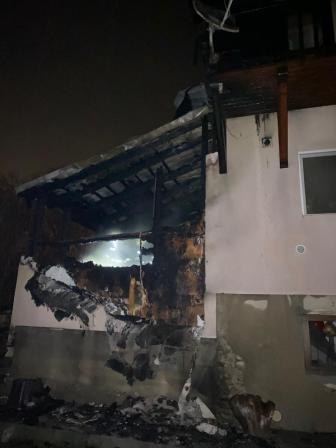 Incendiu care a afectat un garaj și o casă în localitatea Sărădiș
