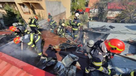 Interventie pentru stingerea unui incendiu ce a cuprins o casa, unde a fost nevoie de salvarea unui cățel aflat in casa