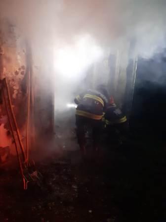Incendiu ce a cuprins o casă în Calatele, unde o persoana a fost găsita carbonizat