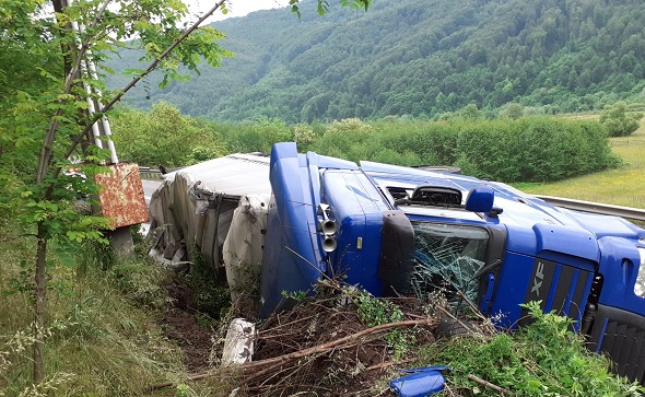 Intervenție în urma răsturnării unui camion în Bucea