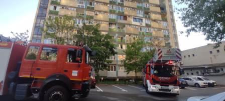 Pompierii intervin pentru stingerea unui incendiu ce a cuprins o garsoniera din Cluj-Napoca