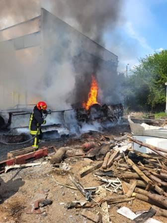 Incendiu ce a cuprins un autobuz și o hală din Câmpia Turzii