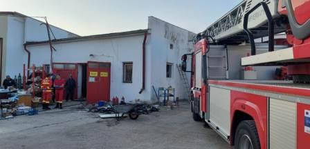 Interventia pompierilor pentru stingerea unui incendiu ce a cuprins un depozit in Bontinda