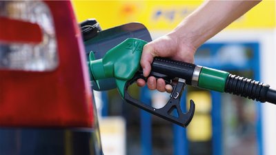 Guvernul anunță o compensare de 50 de bani pe litru la carburanți