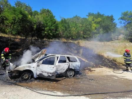Intervenție la un incendiu care a distrus un autoturism în localitatea Cara