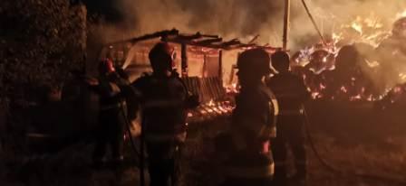 Acoperișul unui depozit de furaje cuprins de flăcări în localitatea Somcutu Mic