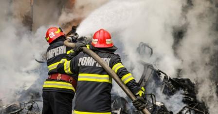Incendiu la un bloc de locuit din Cluj-Napoca, pompierii intervin
