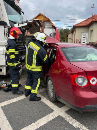 Accident rutier in localitatea Baciu, unde pompierii clujeni intervin la o operațiune dinamică de descarcerare a persoanelor prinse în mașină