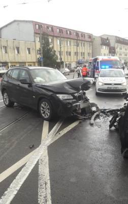 Intervenție la un accident pe strada Oașului, unde au găsit două autoturisme avariate
