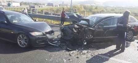 Accident rutier petrecut pe nodul rutier al autostrăzii A3, unde au găsit două autoturisme avariate și ocupanții ieșiți din acestea