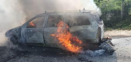 Intervenție pentru stingerea unui incendiu care a distrus un autoturism în localitatea Vlaha