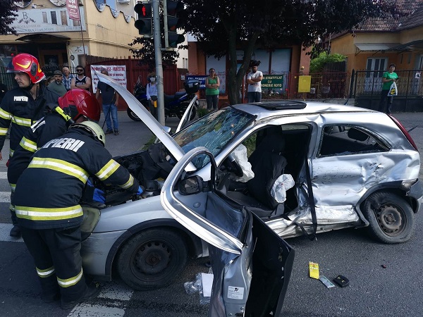 Accident rutier petrecut pe strada Corneliu Coposu din municipiul Cluj-Napoca, unde au găsit o autoutilitară și un autoturism avariate
