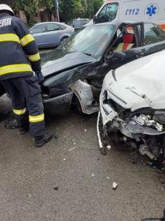 Accident rutier produs pe strada Tineretului din Turda, unde autoturismul condus de bărbat a fost proiectat într-un autoturism parcat