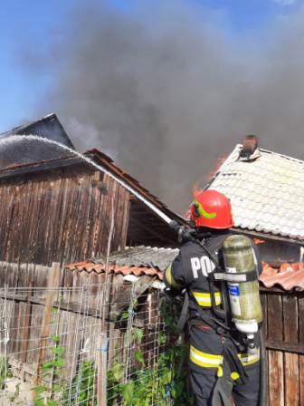 Intervenție la un incendiu care a afectat o casă și mai multe anexe gospodărești în localitatea Cetan, comuna Vad