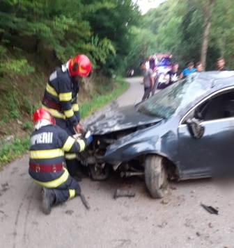 Accident rutier petrecut în localitatea Rogojel, unde un tânăr a fost transportat la spital