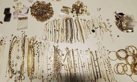 Aproximativ 4 kg de bijuterii, descoperite ascunse în pungi cu cereale, la Aeroportul Henri Coandă