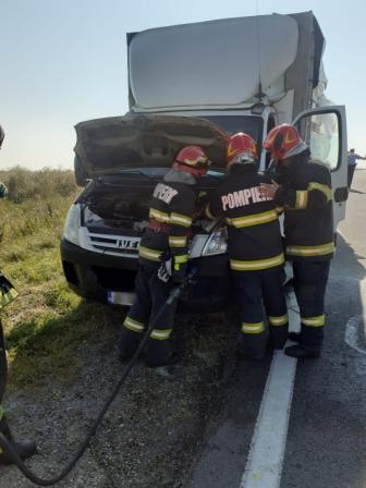 Pompierii au intervenit pentru stingerea flăcărilor care s-a manifestat în zona compartimentului motor al unei autoutilitare ce rula pe raza localității Tureni