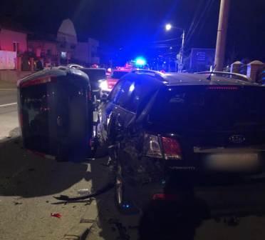Accident rutier petrecut pe strada Oașului din municipiul Cluj-Napoca, unde au găsit două autoturisme avariate, dintre care unul răsturnat pe partea laterală