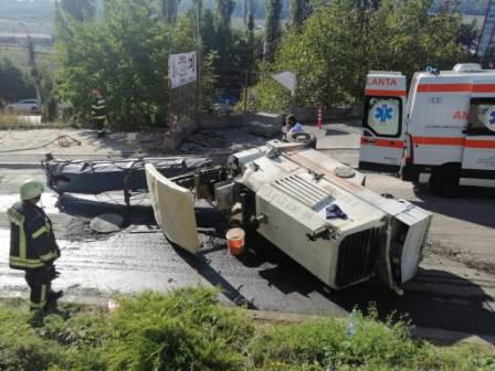 Accident rutier, unde un utilaj greu s-a răsturnat în zona străzii Jupiter din localitatea Baciu.