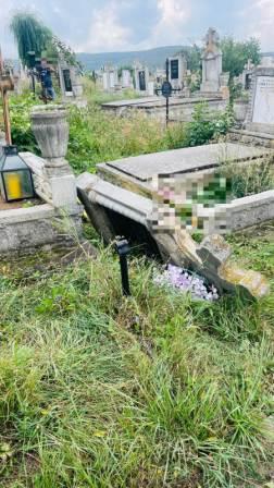Cruce căzută peste o persoană în cimitirul din cartierul Mănăștur din Cluj-Napoca