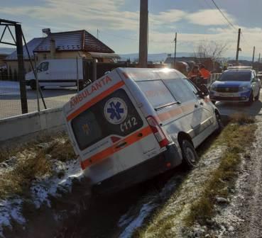 Accident rutier petrecut în localitatea Nima, unde au găsit un autoturism și o ambulanță avariate, cea din urmă fiind ieșită în afara părții carosabile