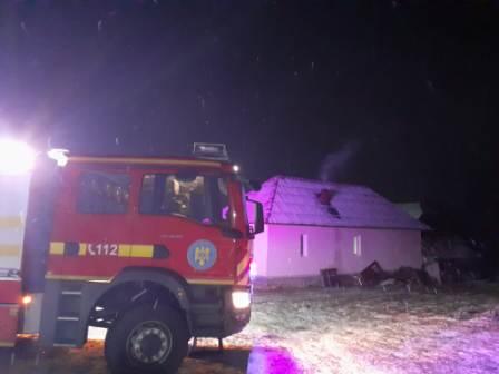 Intervenție la un incendiu care a afectat o casă în localitatea Morlaca
