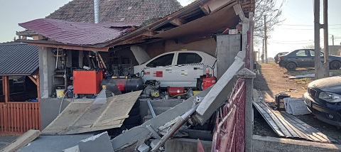 Explozie într-un garaj de pe strada Frăgăriște din municipiul Turda, unde doi bărbați necesită îngrijiri medicale